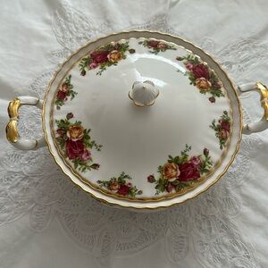 Royal Albert Old Country Rose Bowl With Cover